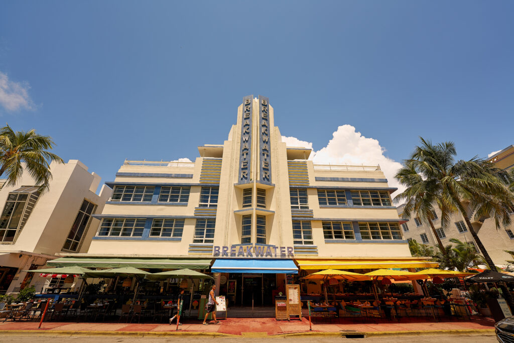 Champagne service pouring next to a seafood tower at Mercato della Pescheria, ideal for corporate dinners and group celebrations
